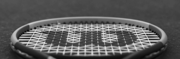 Cómo elegir una raqueta de tenis compatible con el brazo para quienes padecen codo de tenista