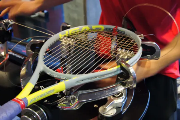 Cómo encordar una raqueta de tenis usando una máquina de encordar