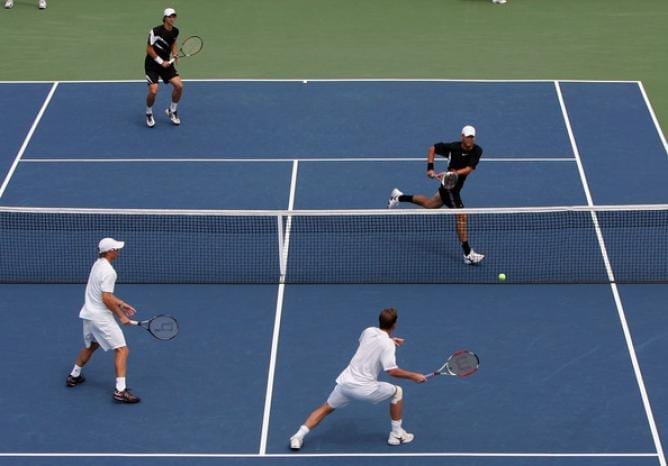 Cómo jugar tenis de dobles para principiantes