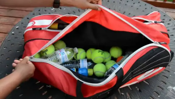 Cómo llevar una bolsa de tenis correctamente