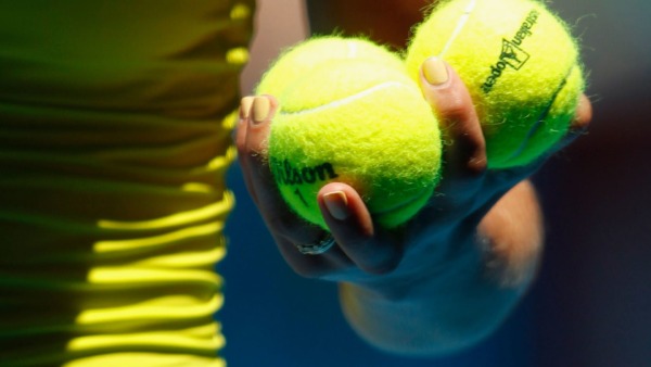 ¿De qué color son las pelotas de tenis?  amarillo verdad??