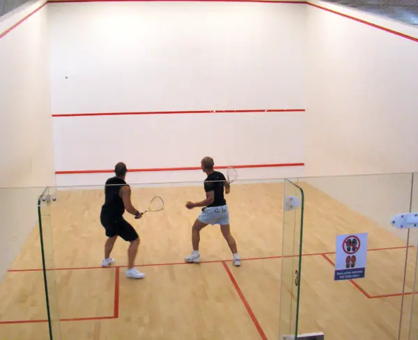 ¿Es el squash más duro que el tenis?