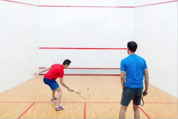 ¿Está permitido cambiar de manos en el squash?
