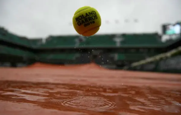Jugar al tenis bajo la lluvia