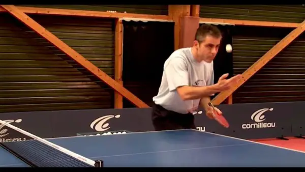 ¿Por qué los jugadores de tenis de mesa frotan la mesa?